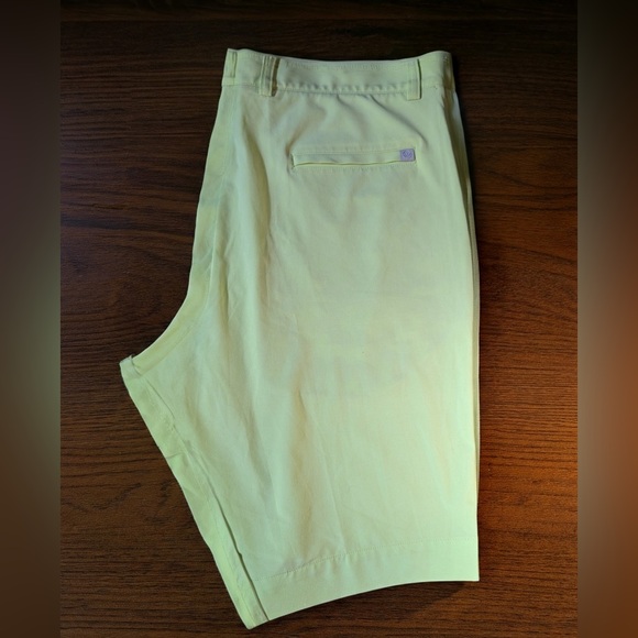 Peter Millar Mens Golf Shorts
36” waist 9” inseam
Lime Green - Picture 6 of 7